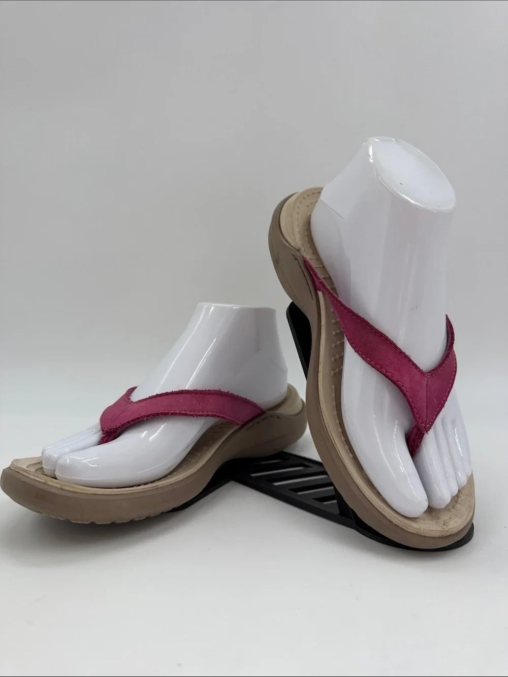 CROCS Capri IV Women's Size 7.0 Fuchsia Suede Cream Footbed